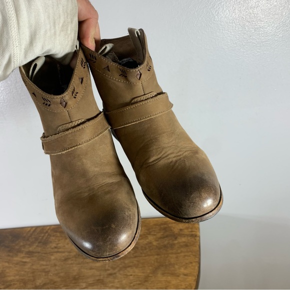 Ugg cowboy style leather boots - Picture 7 of 11